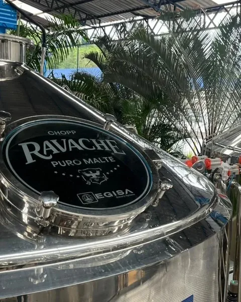 Tanque da Cervejaria Ravache com o medalhão Puro Malte