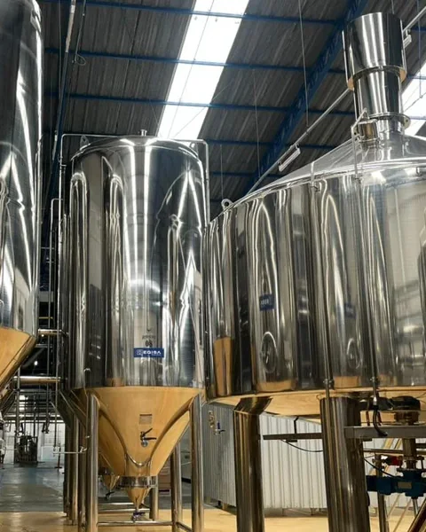 Tanques de fermentação da Cervejaria Ravache