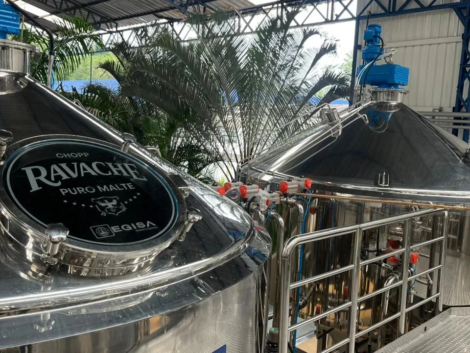 Tanque de brassagem da Ravache com o medalhão «Ravache Puro Malte» gravado no aço