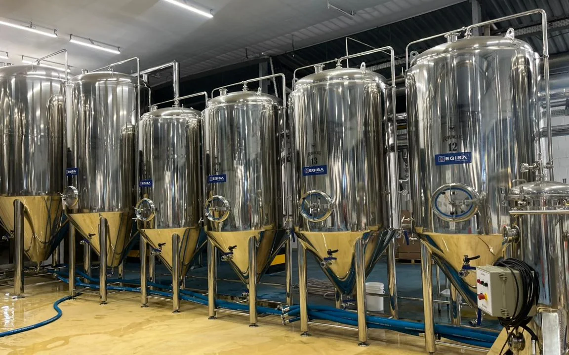 Fileira de fermentadores de aço inox da Cervejaria Ravache